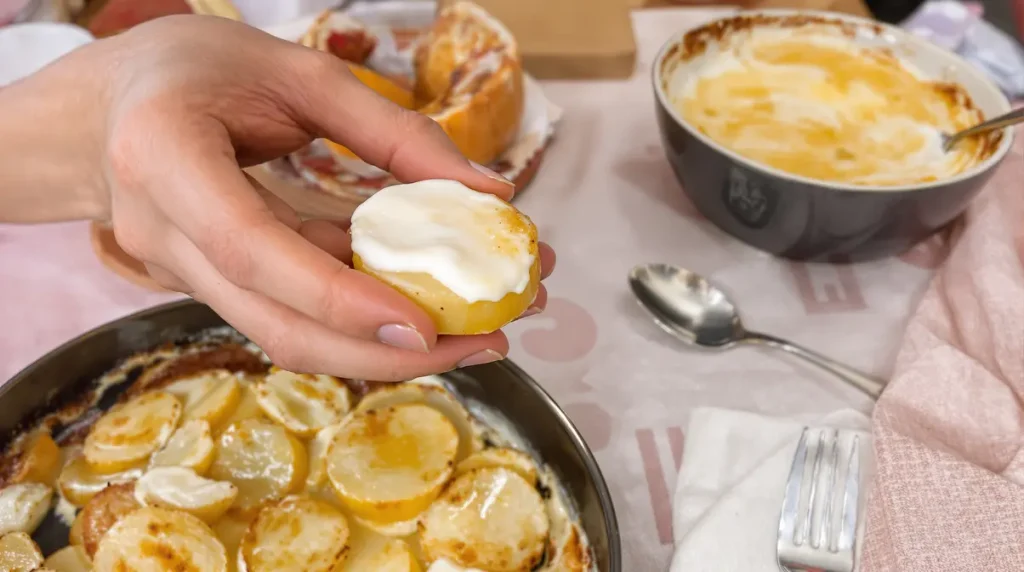 Pas besoin de le noyer dans la crème : le gratin dauphinois reste bien fondant quand on connaît le bon geste